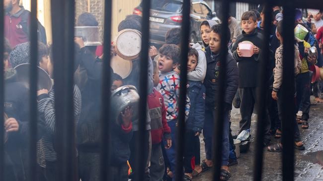 children create line for food