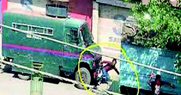 crpf vehicle hits kashmiri india