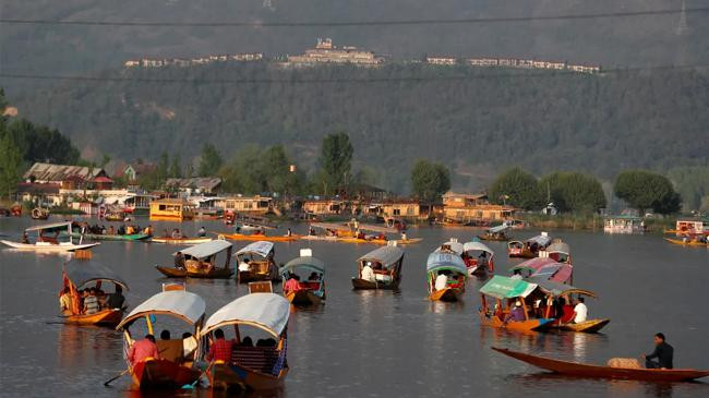 dal lake in srinagar