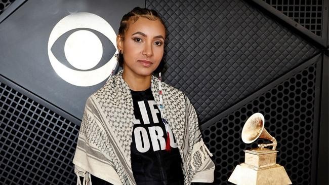 esperanza spalding in grammy awards with a keffiyeh