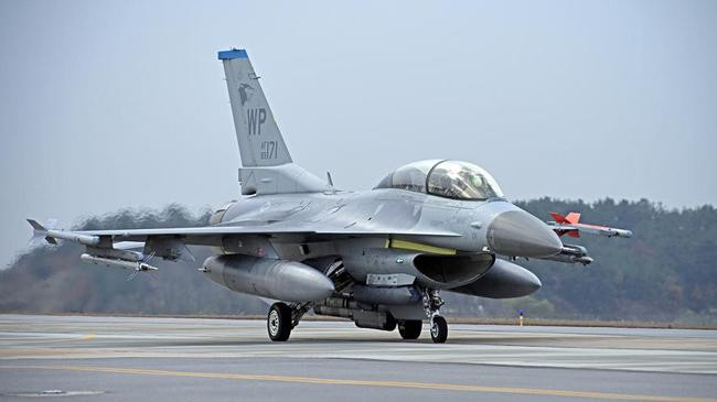 f 16 warplane 2