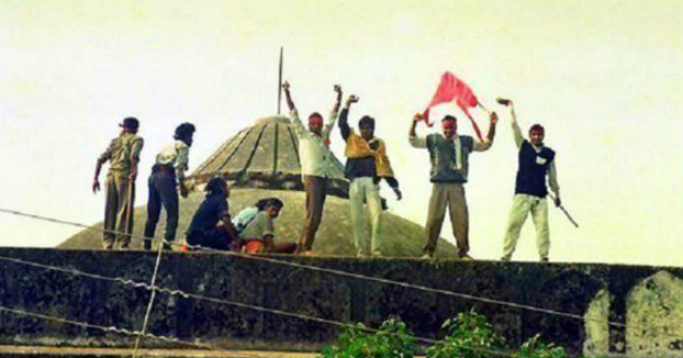 fundamentalist hindus on roof of babri masjid