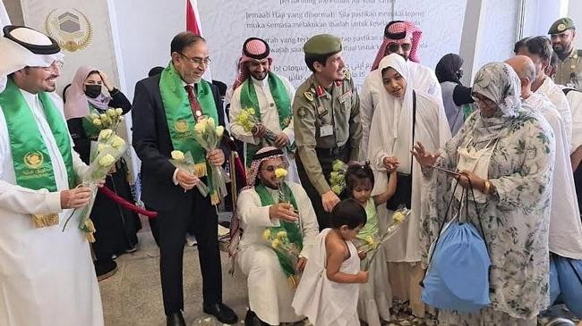 hajj pilgrims from bangladesh were welcomed with flowers