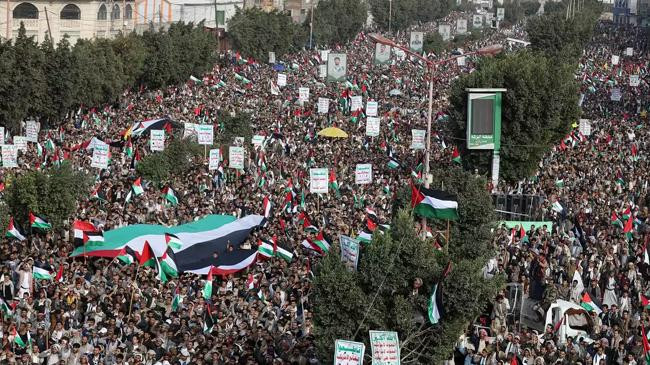 hundreds of thousands in cairo s tahrir square protest against israel s gaza strikes