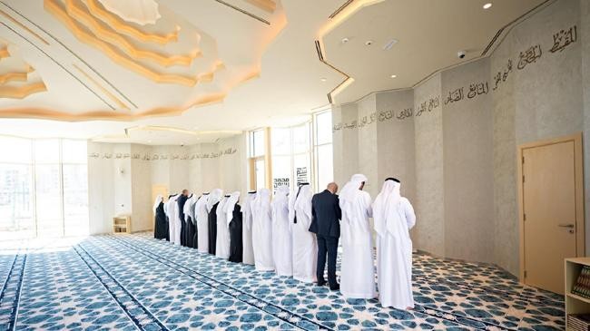 inside of green mosque in abu dhabi