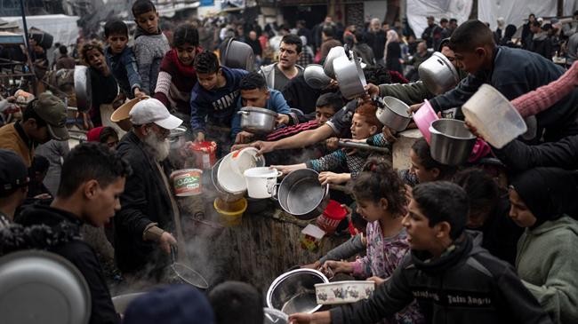 line for food in gaza