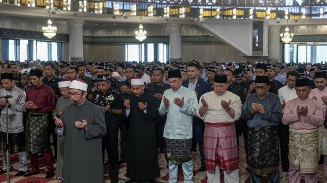 malaysia pm anwar attends absentee funeral prayers for hamas leader ismail haniyeh