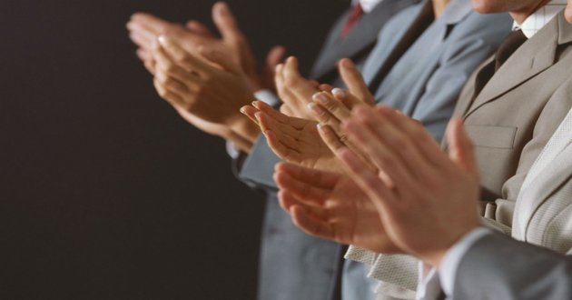 manchester students ban clapping to avoid triggering anxiety