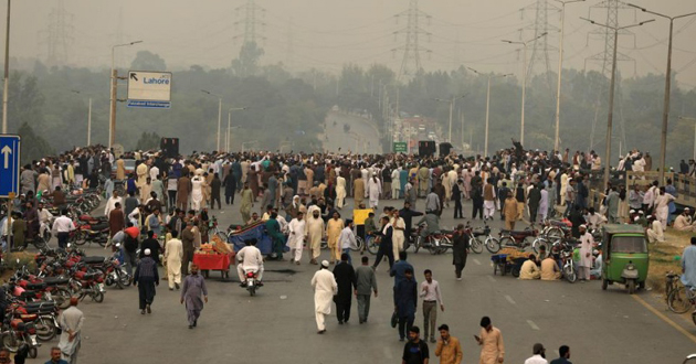 massive protests in pakistan