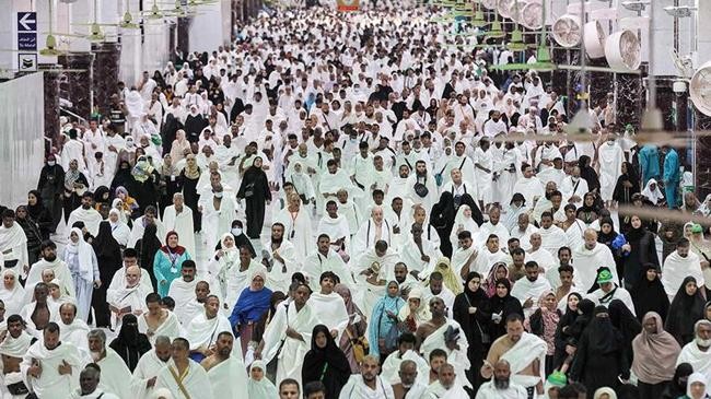 muslim worshippers perform the umrah