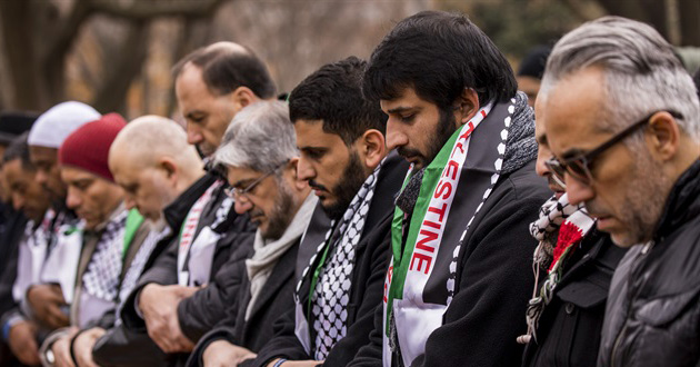 muslims pray outside white house to protest trump jerusalem move