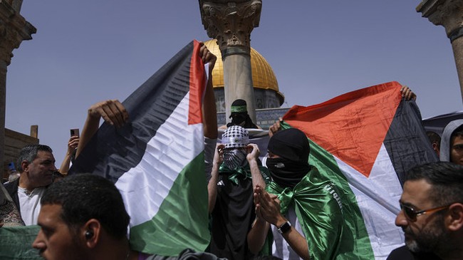 palestinians hold the palestinian national flag