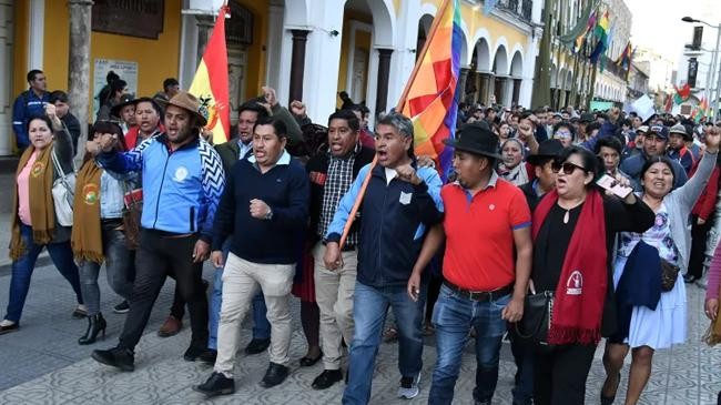 people gather in support of the government