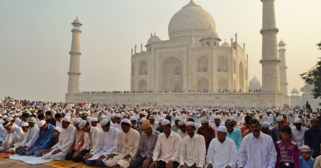 prayer at tajmahal