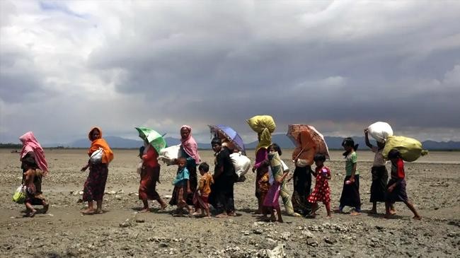 rohingya refugees heading toward a camp at teknaf bangladesh september 13 2017