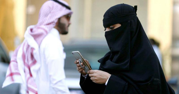 saudi women with phone 2