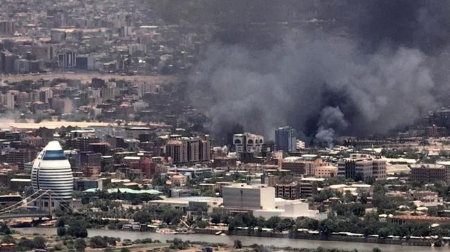 smoke billows in sudanese capital khartoum