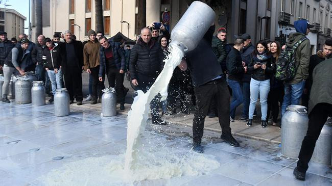 spanish farmers dump out 400000 liters of milk