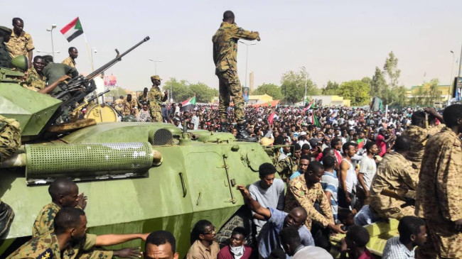 sudan army crowd