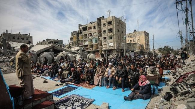 the destruction does not stop the palestinians from praying