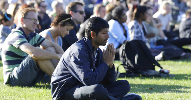 thousands of new zealand people pray in remembrance