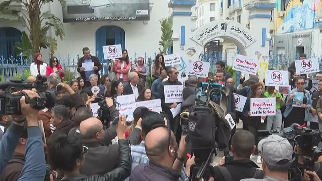 tunisian journalists protest against laws