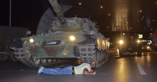 turkey coup laid a man in front of a tank