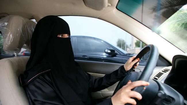 women wearing niqab while driving