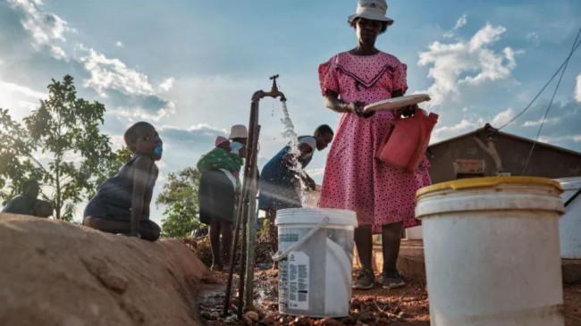 zimbabwe residents queue